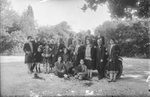 Scheda Gruppo di amici di Bronzetti durante una scampagnata