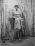 Scheda Giuseppina Terruso che posa nello studio Bronzetti