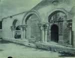 Scheda N. 33407 Siracusa - Dintorni. Chiesa di S. Giovanni delle Catacombe. Particolare del portico sulla facciata (XII secolo) (Ed.ne Alinari)