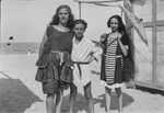 Scheda Eugenio Bronzetti con amiche in spiaggia