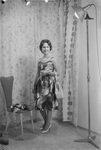 Scheda Giuseppina Terruso che posa nello studio Bronzetti